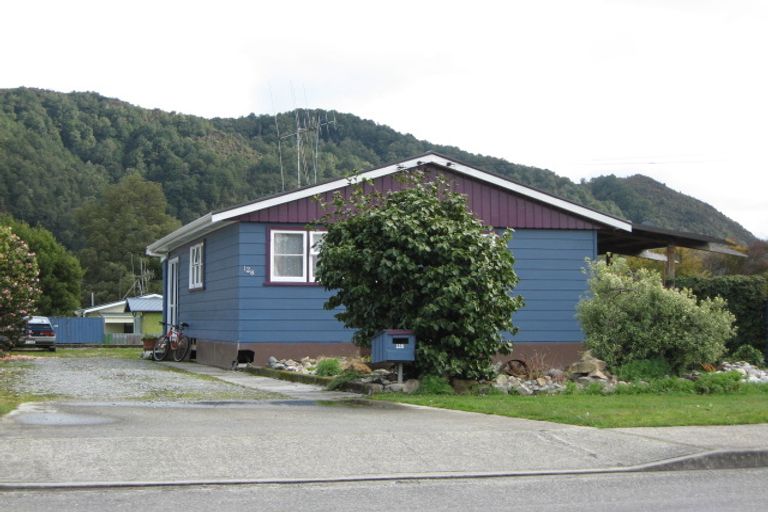 Photo of property in 128 Fairfax Street, Murchison, 7007