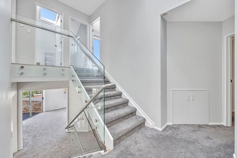 Photo of property in 2/33 Penguin Drive, Murrays Bay, Auckland, 0630