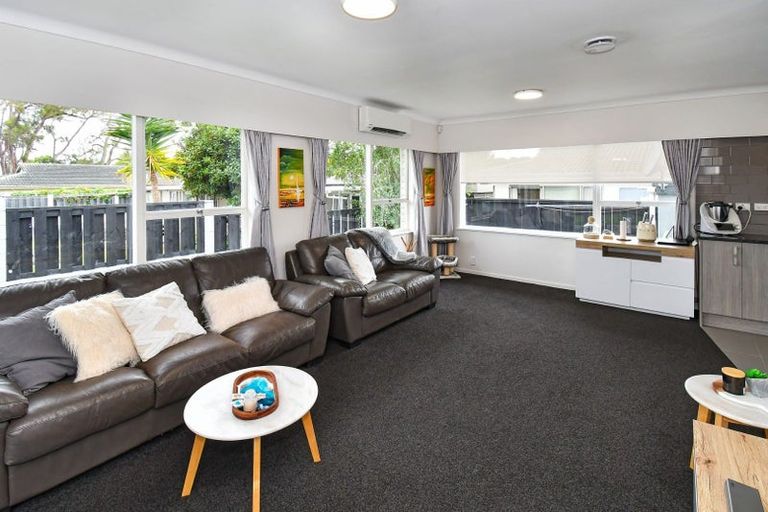 Photo of property in 2/5 Ashdown Place, Pahurehure, Papakura, 2113