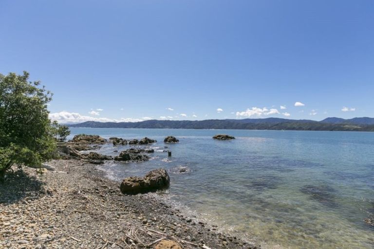 Photo of property in 455 Karaka Bay Road, Karaka Bays, Wellington, 6022
