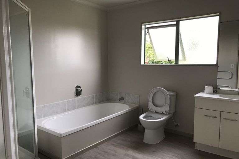 Photo of property in 2/13 Camelot Place, Glenfield, Auckland, 0629