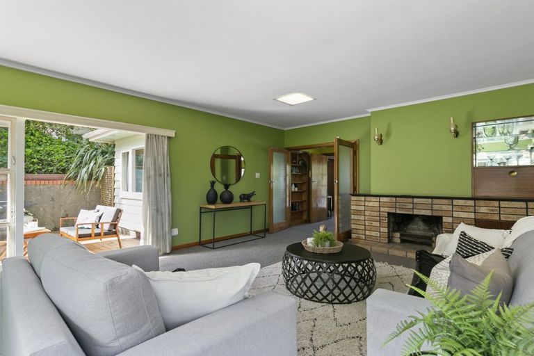 Photo of property in 8 Miles Crescent, Newlands, Wellington, 6037