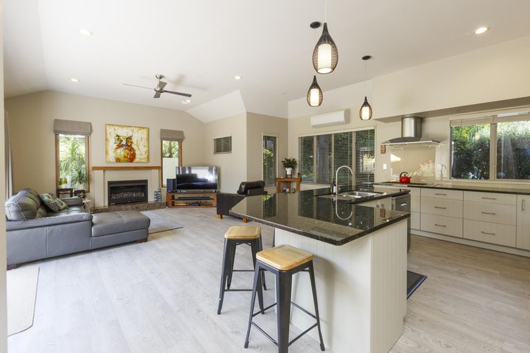 Photo of property in 2 Pastoral Lane, Hokowhitu, Palmerston North, 4410