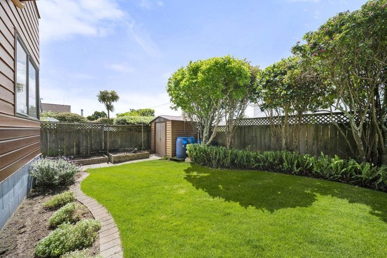 Photo of property in 1/56 Aberdeen Road, Campbells Bay, Auckland, 0620