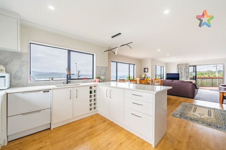 Photo of property in 6 Poto Road, Normandale, Lower Hutt, 5010