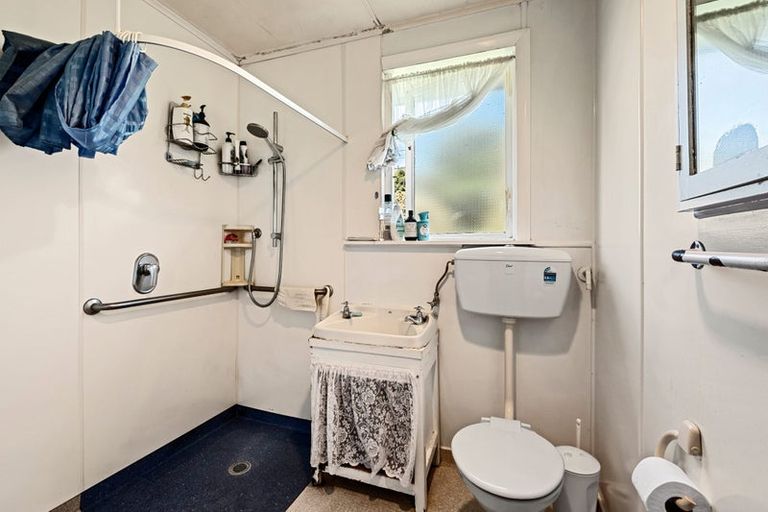 Photo of property in 3 Endeavour Street, Marfell, New Plymouth, 4310