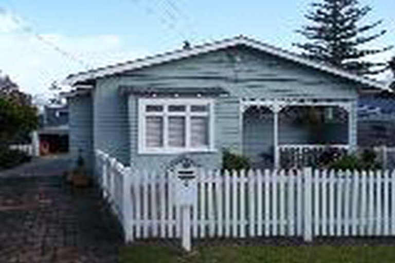 Photo of property in 1/4 Gazelle Avenue, Beach Haven, Auckland, 0626