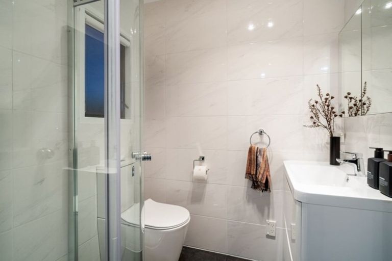 Photo of property in 2/17 Oliver Street, Point Chevalier, Auckland, 1022