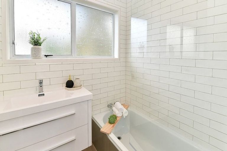 Photo of property in 2/546 Beach Road, Rothesay Bay, Auckland, 0630