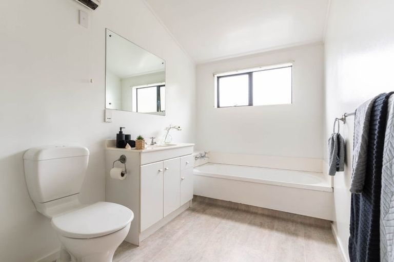 Photo of property in 6 Furlong Crescent, Churton Park, Wellington, 6037