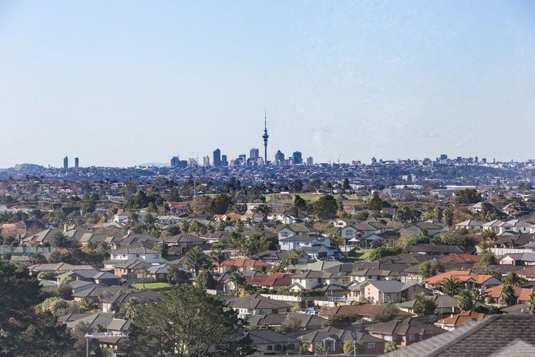 Photo of property in 84 Lake Panorama Drive, Henderson Valley, Auckland, 0612