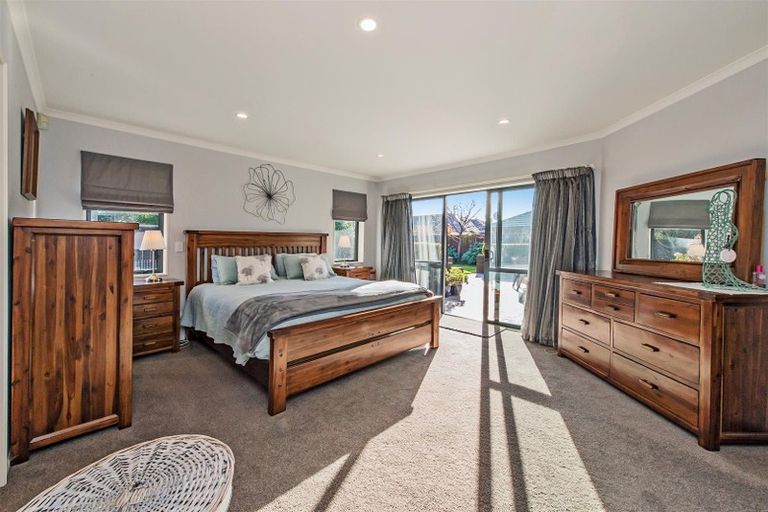 Photo of property in 18 Coolspring Way, Redwood, Christchurch, 8051