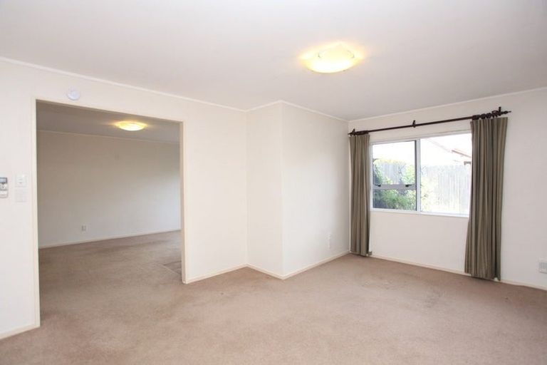 Photo of property in 2/10 Kallaroo Place, Botany Downs, Auckland, 2010