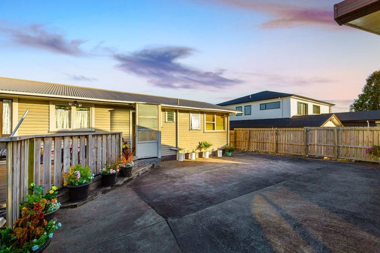 Photo of property in 18 Blue Way, Glendene, Auckland, 0602