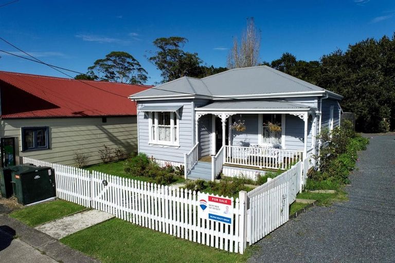 Photo of property in 1 Franklin Road, Paparoa, 0571