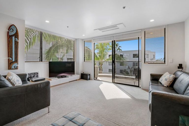 Photo of property in 3a/171 Hurstmere Road, Takapuna, Auckland, 0622