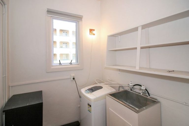 Photo of property in Devonport Apartments, 5/127 Saint Aubyn Street, New Plymouth, 4310