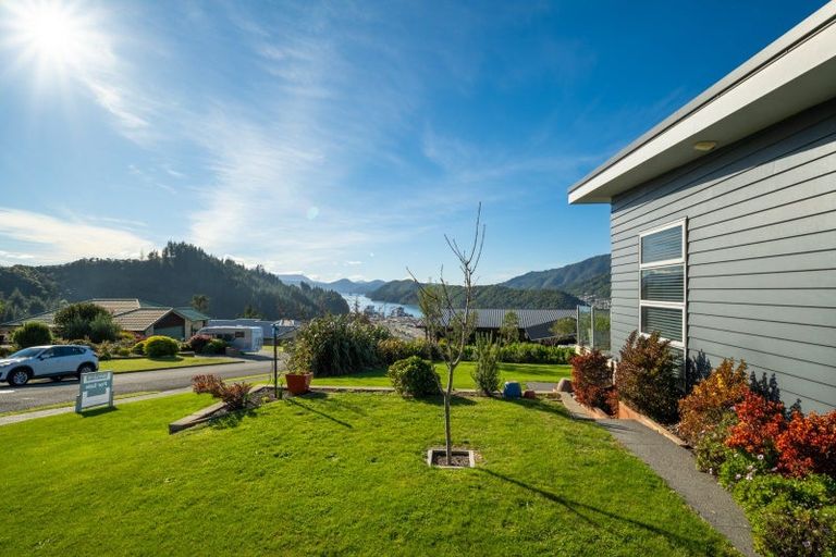Photo of property in 33 Harbour View Heights, Picton, 7220