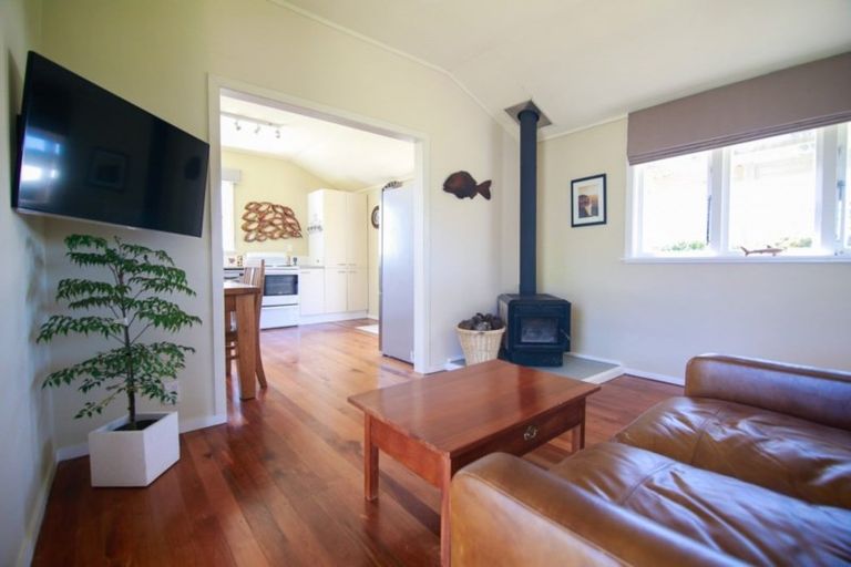 Photo of property in 5 Te Awe Awe Grove, Himatangi Beach, Foxton, 4891