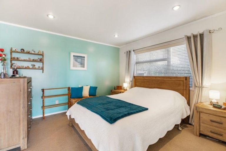 Photo of property in 38 Whangaparaoa Road, Red Beach, 0932