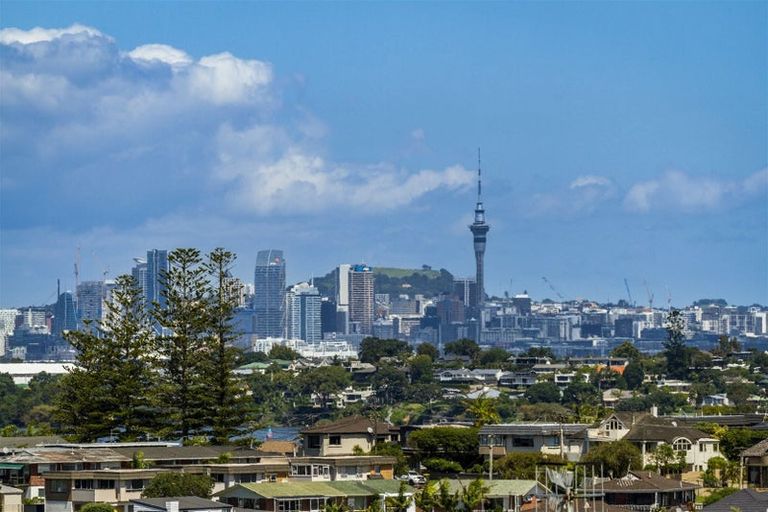 Photo of property in 2/64 Seaview Road, Castor Bay, Auckland, 0620