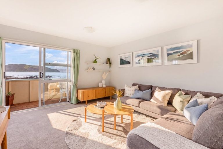 Photo of property in 2/418 Queens Drive, Lyall Bay, Wellington, 6022