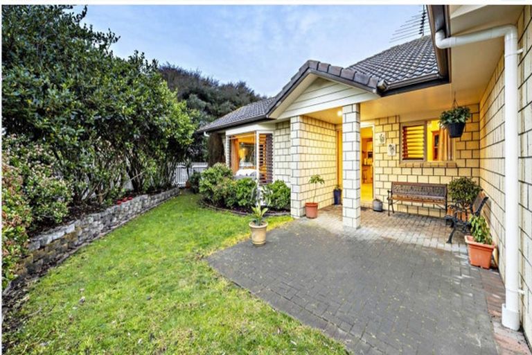 Photo of property in 2 Moravale Lane, Flat Bush, Auckland, 2016