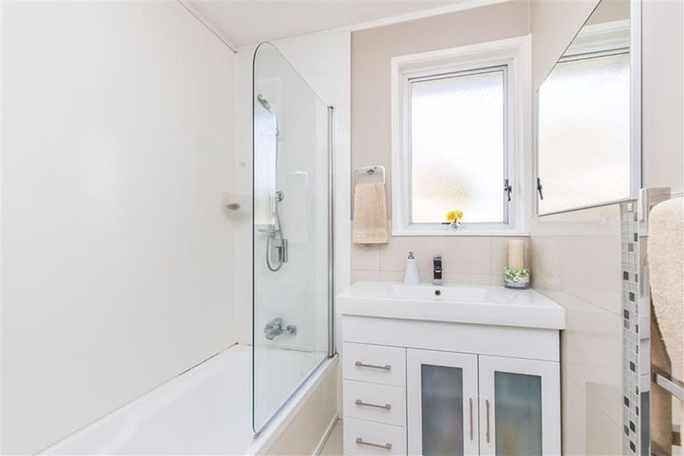 Photo of property in 17 Fairdale Place, Birkdale, Auckland, 0626