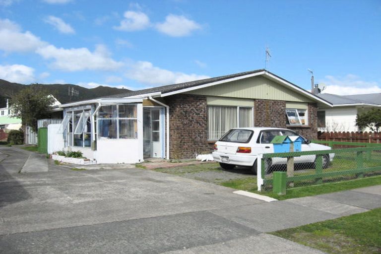 Photo of property in 1/264 Wellington Road, Wainuiomata, Lower Hutt, 5014