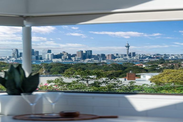 Photo of property in 2/14 Raleigh Road, Northcote, Auckland, 0627