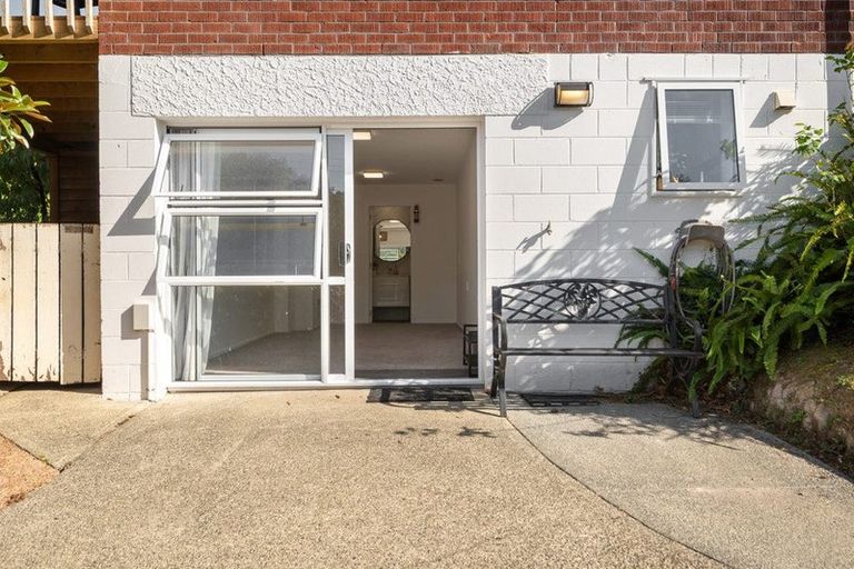 Photo of property in 1/27 Sandown Road, Rothesay Bay, Auckland, 0630