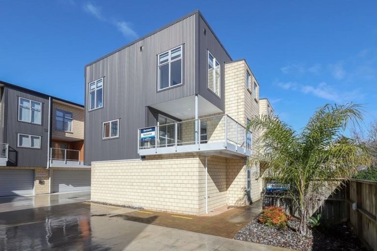 Photo of property in 2/9 Vialou Street, Hamilton Central, Hamilton, 3204