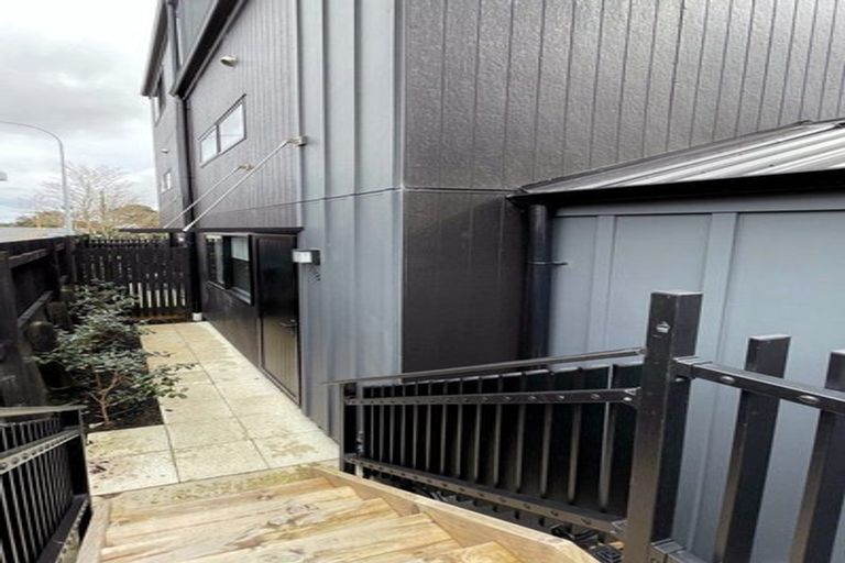 Photo of property in 2/8 Chivalry Road, Glenfield, Auckland, 0629