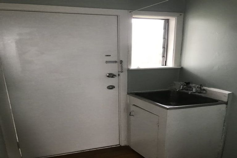 Photo of property in 1/402 Mount Albert Road, Mount Roskill, Auckland, 1041