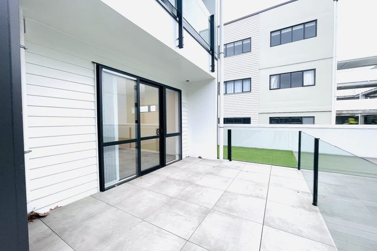 Photo of property in 1/130 Stancombe Road, Flat Bush, Auckland, 2016