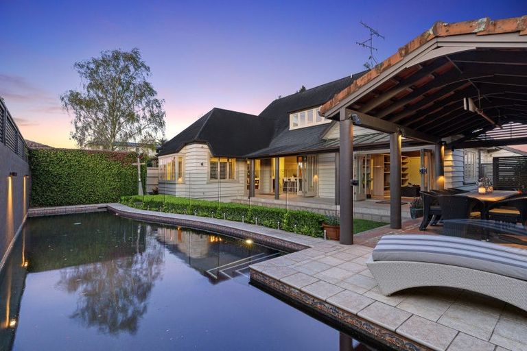 Photo of property in 247 Devonport Road, Tauranga, 3110