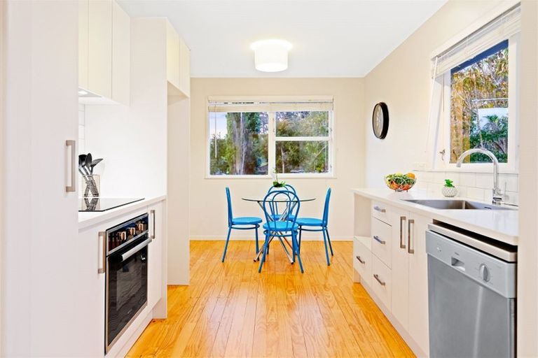 Photo of property in 9 Barnfield Place, Glendene, Auckland, 0602