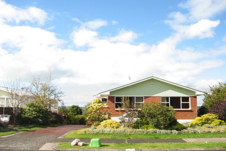 Photo of property in 14 Chatsworth Crescent, Pakuranga Heights, Auckland, 2010