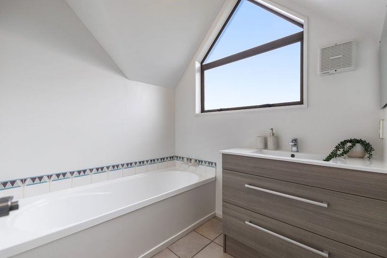 Photo of property in 2 Lantern Lane, Halswell, Christchurch, 8025