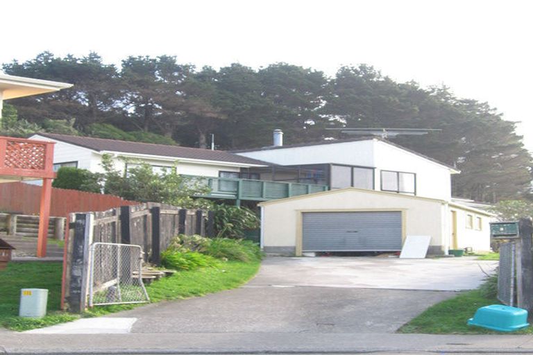 Photo of property in 23 Fernhaven Grove, Newlands, Wellington, 6037