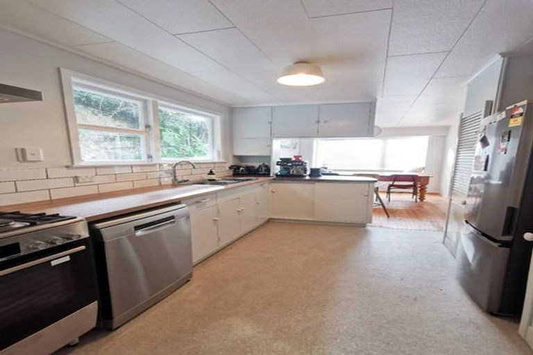 Photo of property in 28 Oak Avenue, Paremata, Porirua, 5024