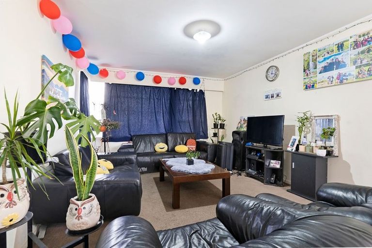 Photo of property in 1 Riverpark Crescent, Henderson, Auckland, 0610