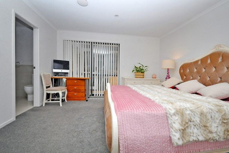 Photo of property in 17 Dumas Place, Rosehill, Papakura, 2113