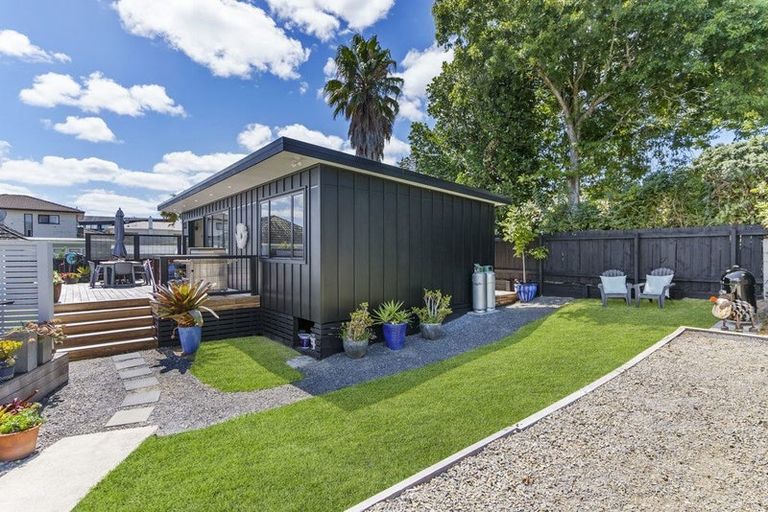 Photo of property in 45 Kiwi Esplanade, Mangere Bridge, Auckland, 2022