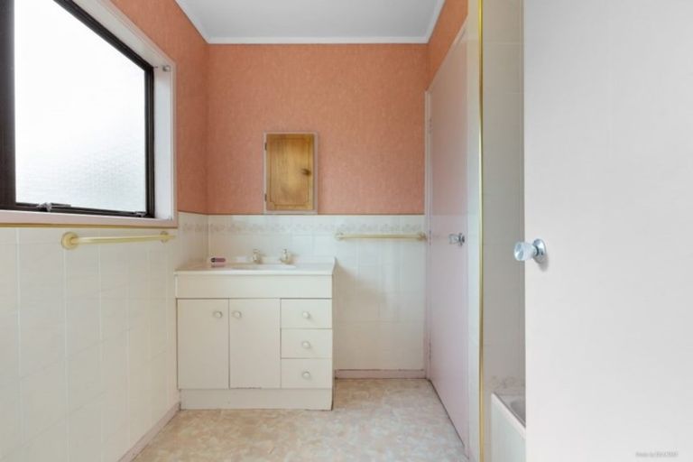 Photo of property in 51 Hobsonville Road, West Harbour, Auckland, 0618