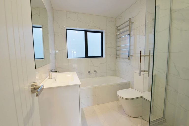 Photo of property in 43d Fitzherbert Avenue, West Harbour, Auckland, 0618