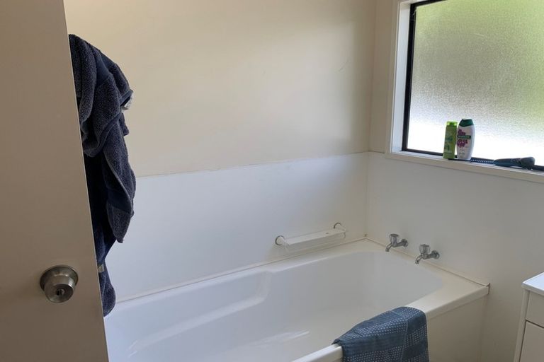 Photo of property in 28 Orton Street, Glenfield, Auckland, 0627