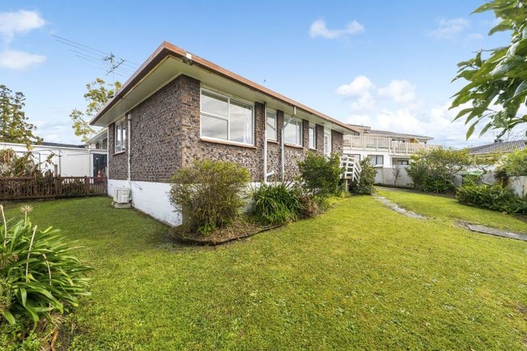 Photo of property in 2/27 Spence Road, Henderson, Auckland, 0612