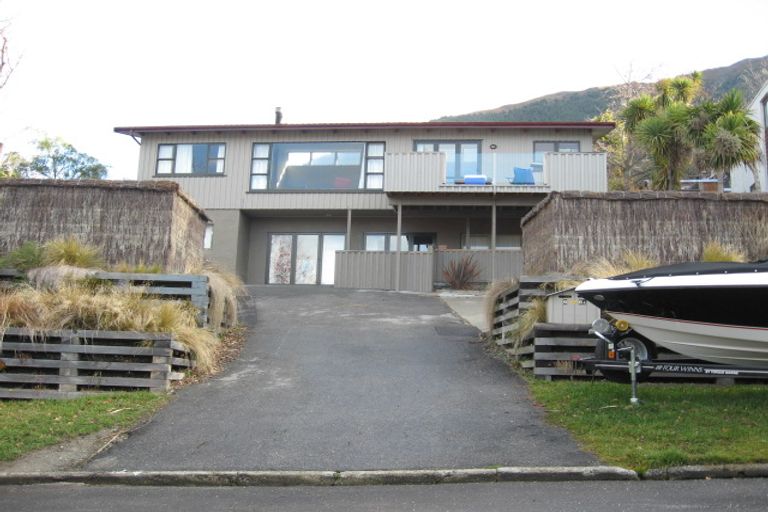 Photo of property in 6 Wynyard Crescent, Fernhill, Queenstown, 9300