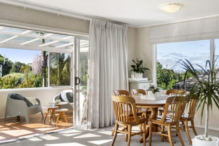 Photo of property in 26 Holdaway Avenue, Northcote, Auckland, 0627